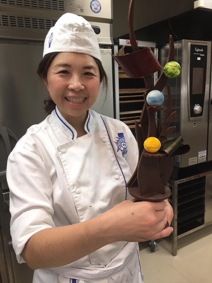 Debbie在44歲時放棄銀行高位,轉而專心研究甜點。(圖/雲朵甜室FB)