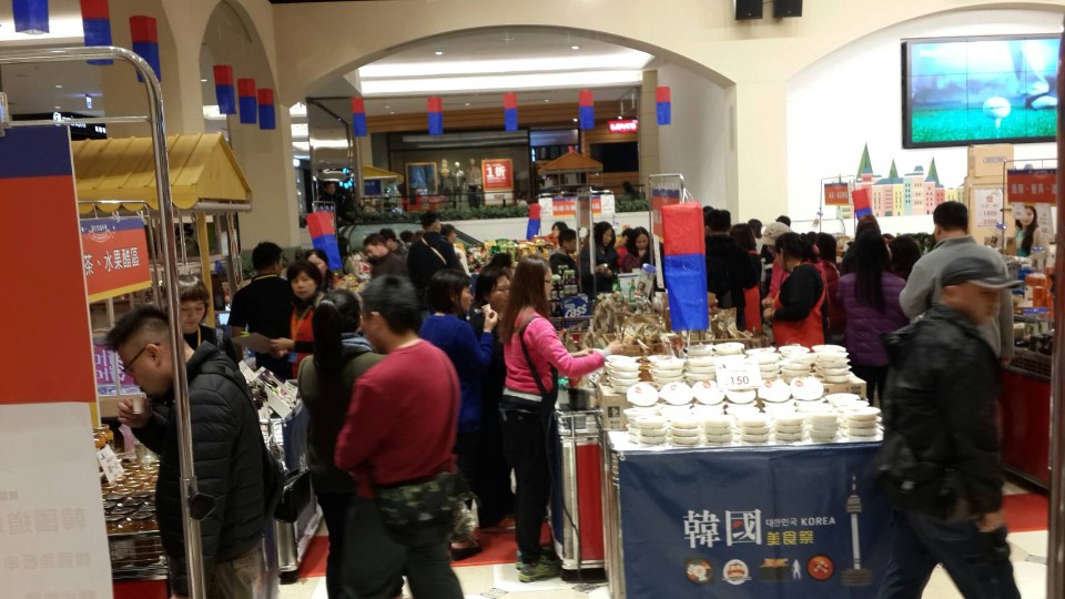 麗寶Outlet Mall 1 周年誕生祭，即日起至2月1日推出「韓國商品美食展」，在追星看跨年演場會前，還可大啖美食／圖 麗寶樂園提供