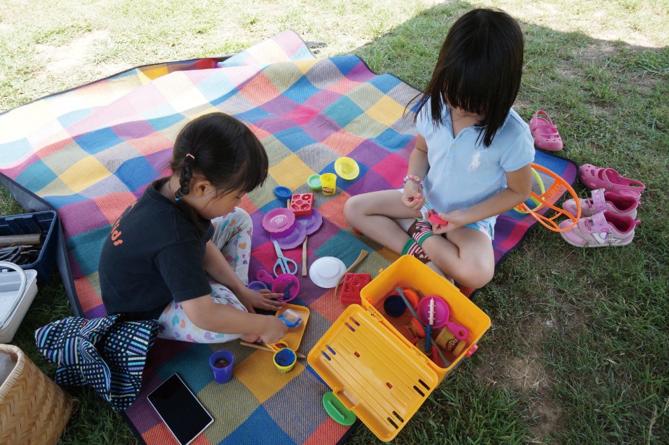 鋪上野餐墊，孩子就能玩黏土了！（圖片來源／《劉太太和你露營趣》）