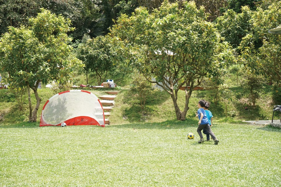 透過戶外露營，可以讓孩子與大自然更親近。（圖片來源／《劉太太和你露營趣》）