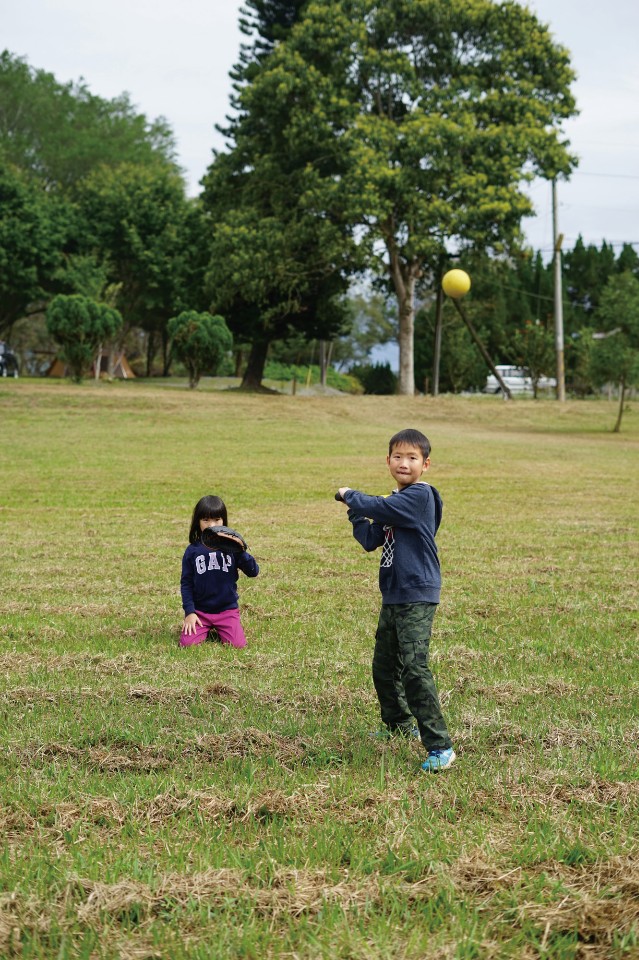 來到大草皮營區，就來一場棒球賽吧！（圖片來源／《劉太太和你露營趣》）