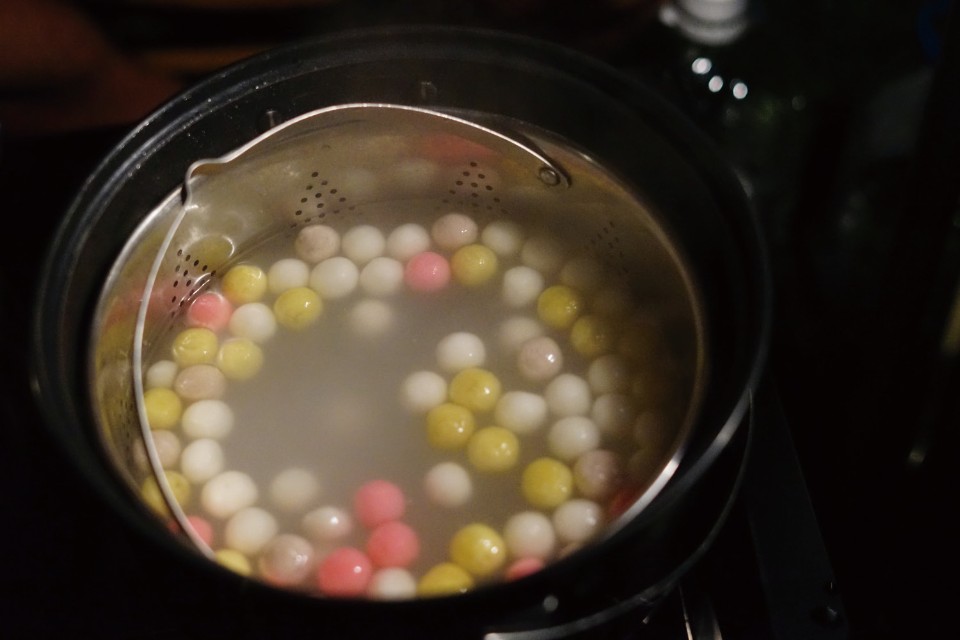 想煮出口感Q彈的湯圓，是需要一些小技巧的唷！（圖片來源／《劉太太和你露營趣》）