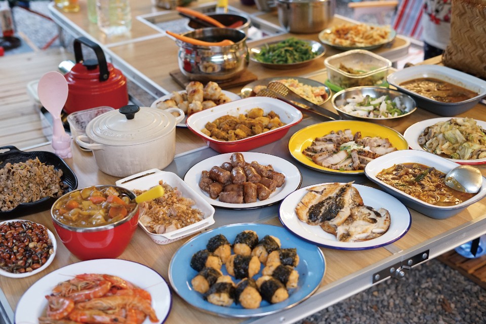 在戶外露營時，全家一起享用美味野炊料理，幸福又滿足。（圖片來源／《劉太太和你露營趣》）
