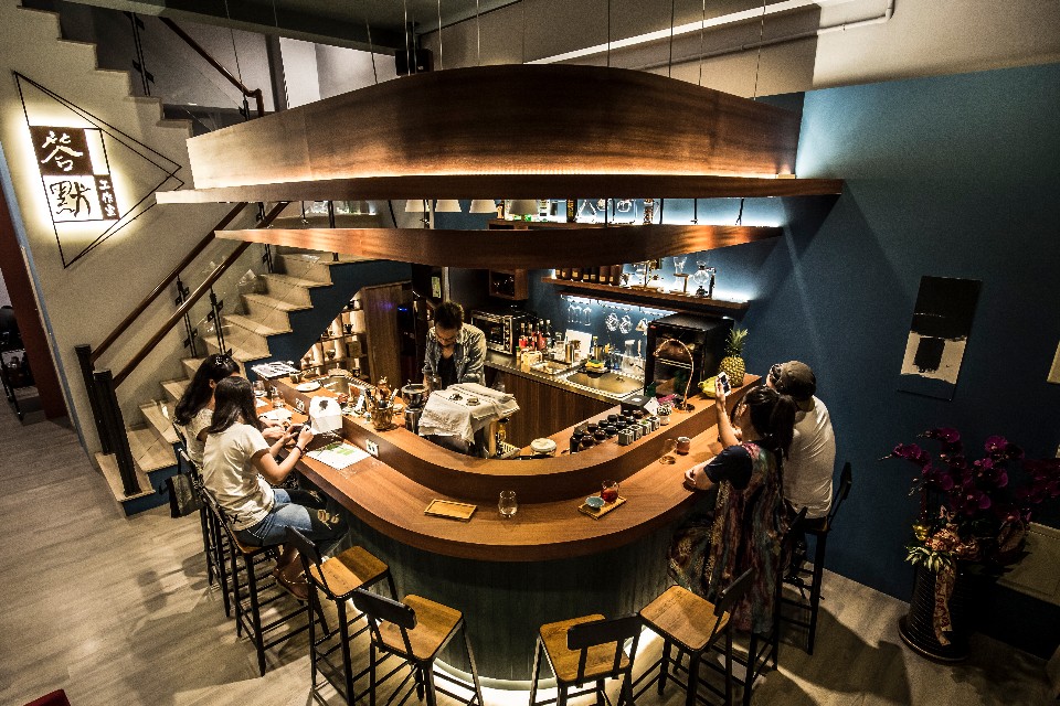 空間中四道美麗優雅的弧線吧檯為整家店的心臟地帶;圖片提供/木牛流馬空間藝術工作室-郭振銓