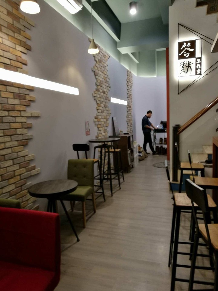 一樓後方的弧牆,在視覺上產生空間延展的效果;圖片提供/木牛流馬空間藝術工作室-郭振銓