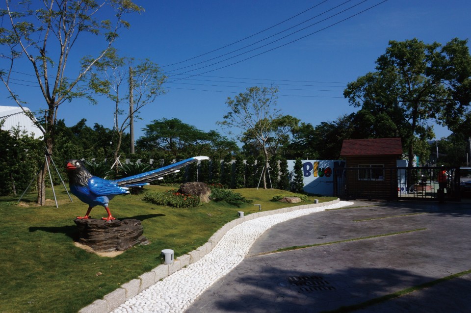鵲度假莊園的門口有一隻漂亮的大藍鵲地標。（圖片來源／《劉太太和你露營趣》）