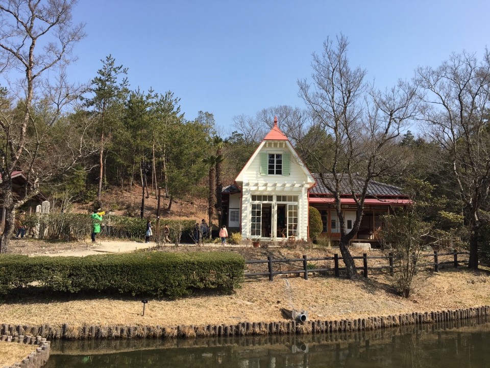 ►佇立在樹林與湖畔邊的歐日混搭小屋,完全是1:1還原打造