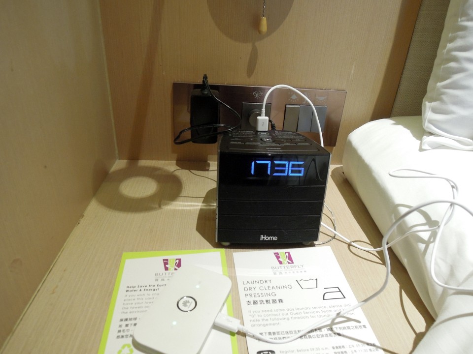 晉逸精品酒店雙人雙床海景房:黑色為音箱、白色是酒店借我們的Wifi Egg
