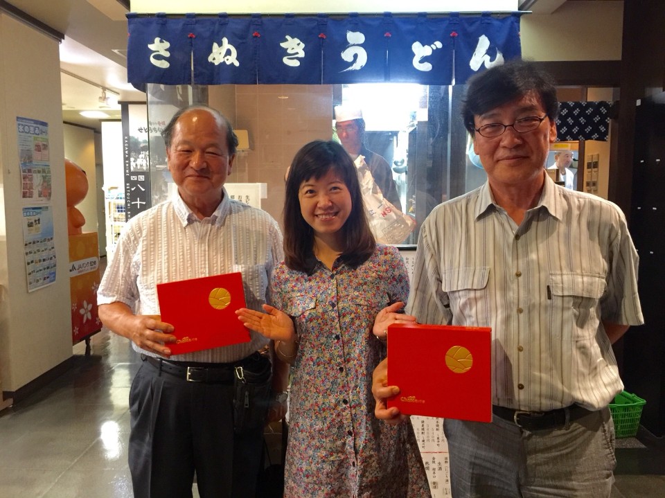 Mandy虛心向日本的前輩們請益,三不五時就前往日本交流學習。(右)紅帽子老闆「樋口浩司」(Higuchi Hiroshi);(左)冷凍物流品牌KOMA老闆。