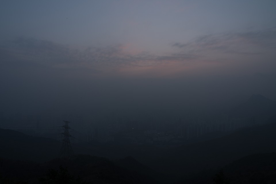 這次造訪香港期間，霧霾嚴重，白天上飛鵝山只能看到白白的一片，空氣品質相當的差，一直到了晚上，市區有了燈光，才有辦法拍攝夜景 圖攝/吳仁凱