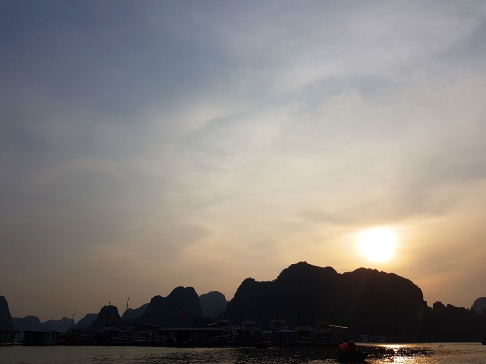 搭著竹筏欣賞著西落的夕陽