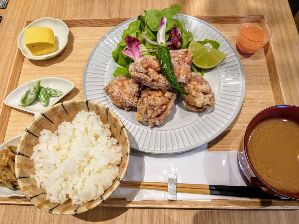 【美食】「小器食堂」微風南山店，餐具充滿巧思的道地日式定食