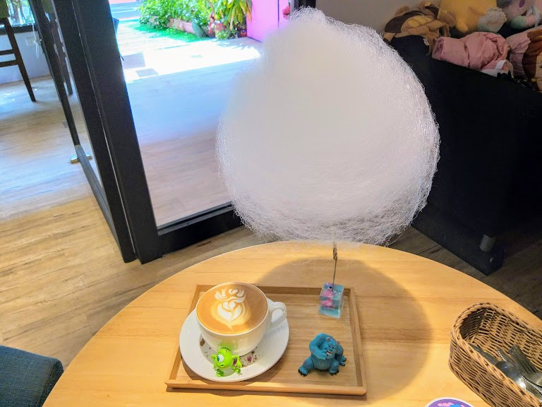 【美食】台北市東區「圖角獸咖啡」當網美，盪鞦韆到雲端、拿鐵雲