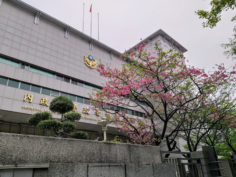 【旅遊】台北市賞花小旅行 - 「松山文創」賞櫻花及茶花，看藝