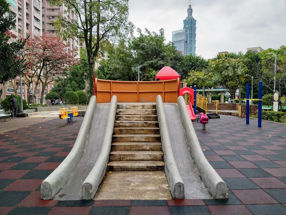 【旅遊】台北市賞花小旅行 - 信義區「豪宅公園」賞櫻花，遙望