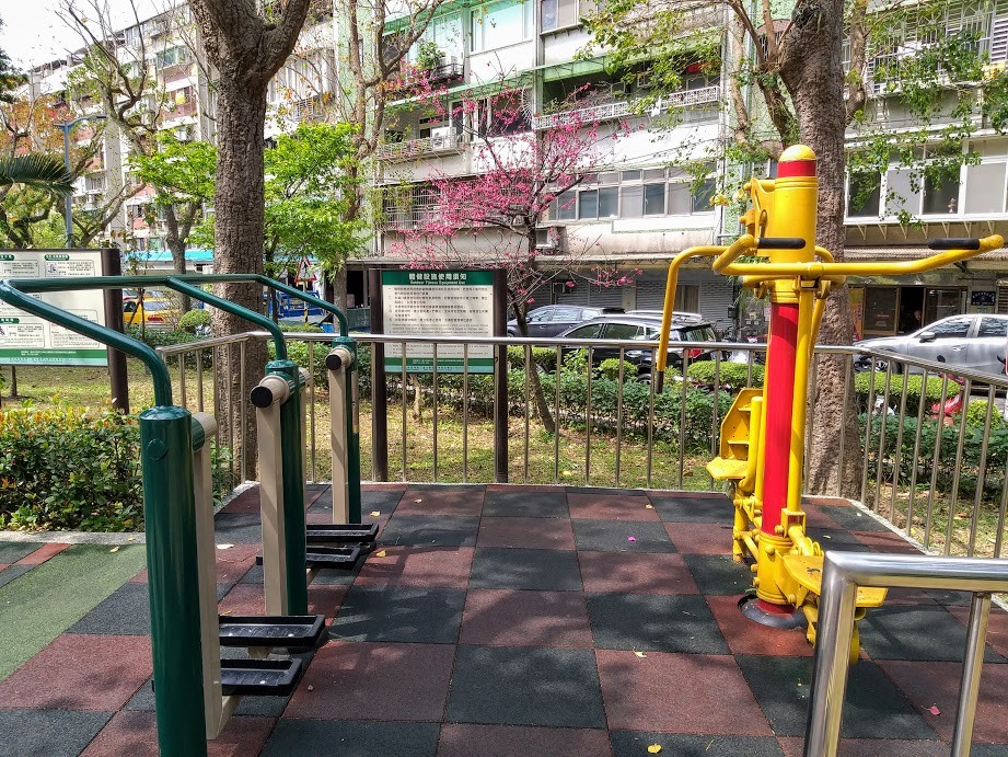 【旅遊】台北市賞花小旅行 - 信義區「豪宅公園」賞櫻花，遙望