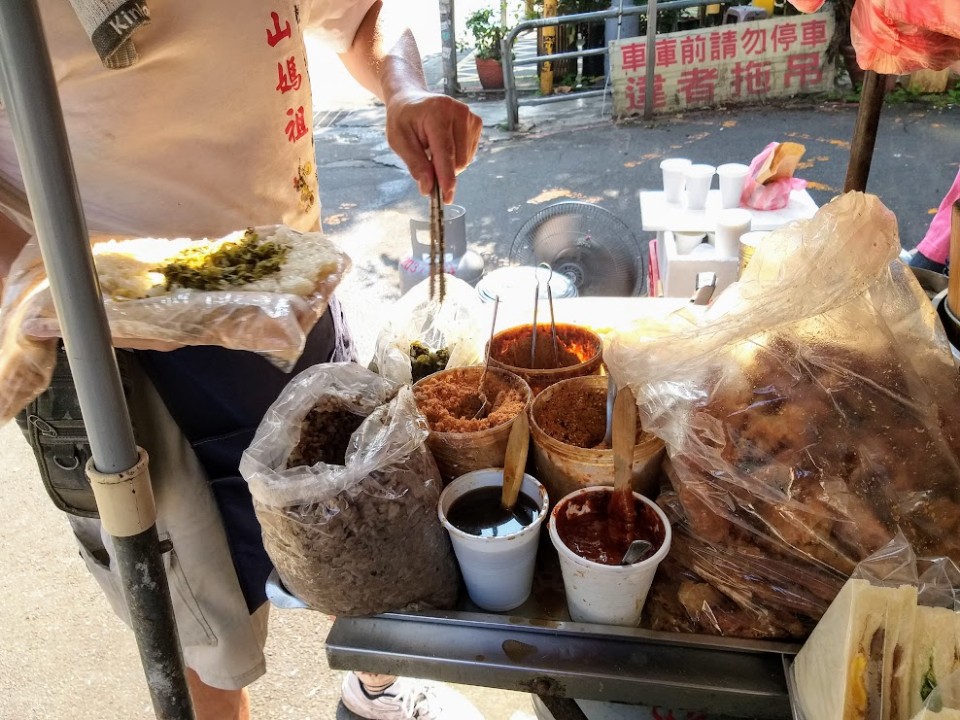 【美食】台北市東區銅板美食，「上順興香Q飯糰」份量十足的傳統