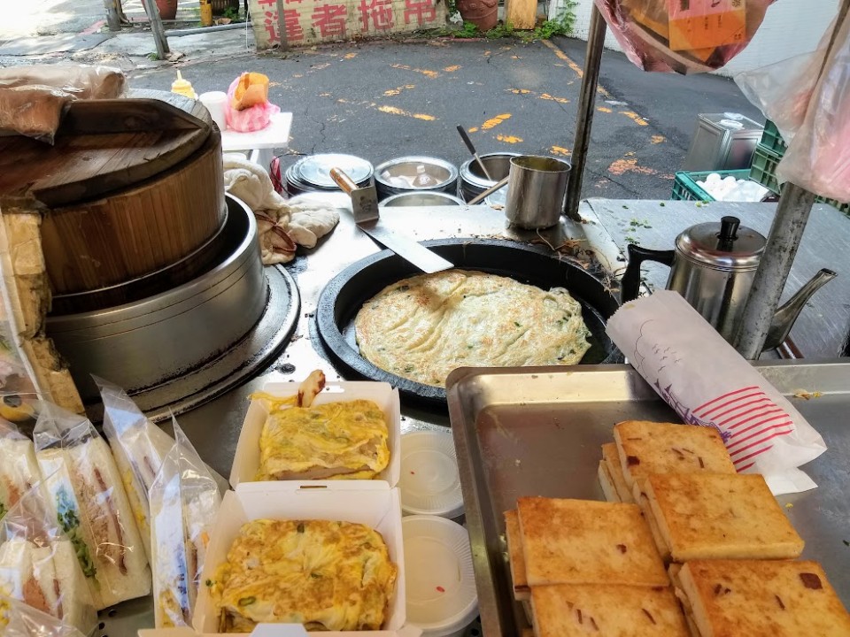 【美食】台北市東區銅板美食，「上順興香Q飯糰」份量十足的傳統