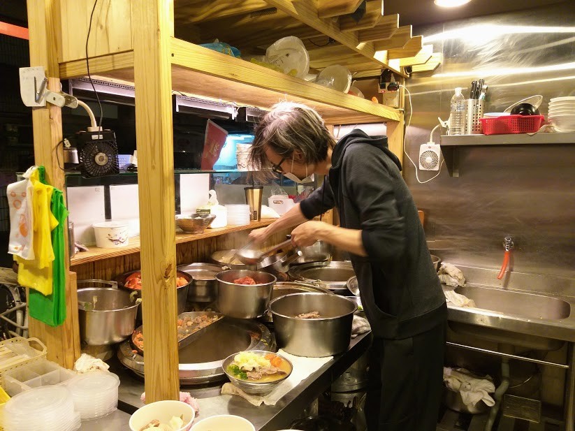 【美食】台北市小巨蛋「中崙蕃茄麵」，蔬菜滿滿、大塊里肌 、鮮