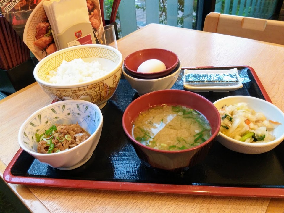 【美食】台北市國父紀念館「すき家」Sukiya，「牛肉小碟朝