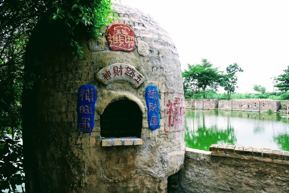 【旅遊】台南學甲「老塘湖藝術村」，瘋癲手指畫家「匡乙」精心打