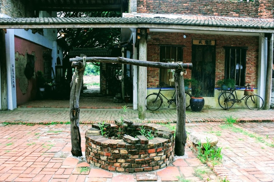 【旅遊】台南學甲「老塘湖藝術村」，瘋癲手指畫家「匡乙」精心打