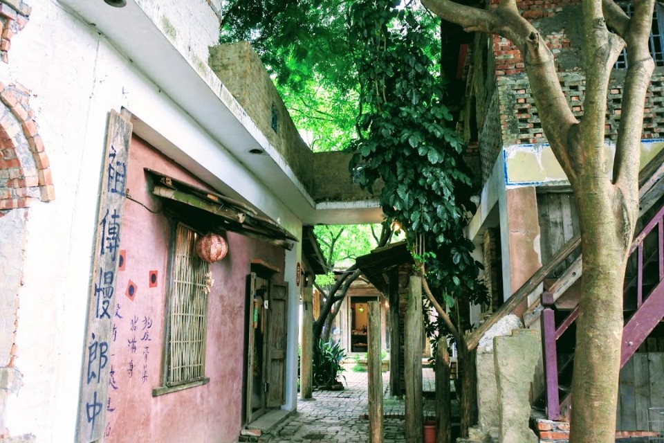 【旅遊】台南學甲「老塘湖藝術村」，瘋癲手指畫家「匡乙」精心打