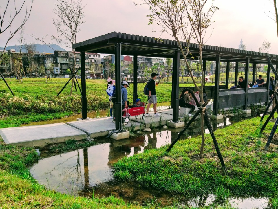 【旅遊】台北市南港「新新公園」城市綠地新景點、「濕地花園、落