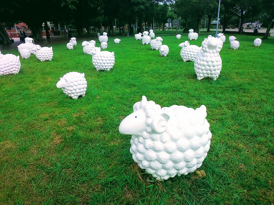 【旅遊】淡水捷運站「詩步領羊」藝術展，60隻羊咩咩流浪到淡水
