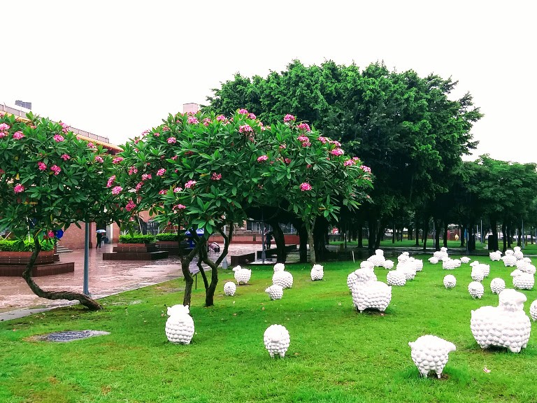 【旅遊】淡水捷運站「詩步領羊」藝術展，60隻羊咩咩流浪到淡水