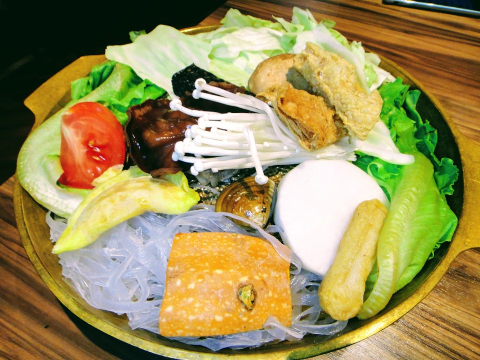 【美食】台北市東區火鍋烤肉推薦「咕咕咕嚕大安店」湯頭多元肉片