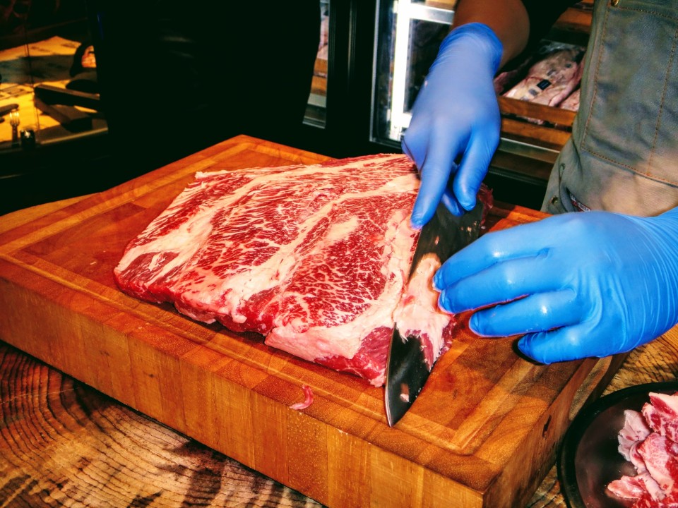 【美食】「美國肉類出口協會X很牛炭燒牛排」，推美牛濕式熟成三