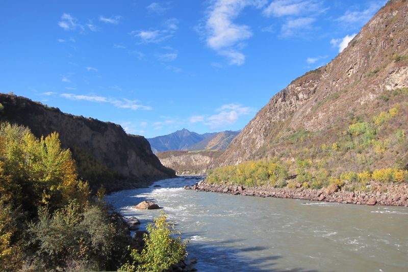 發源於喜馬拉雅山北麓的雅魯藏布江，是世界上海拔最高的河流之一。