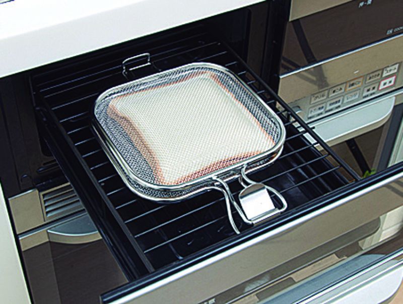 將烤夾放進烤魚用烤爐或烤箱，等到表面烤至酥脆，即可享用熱騰騰的美味三明治。（旗標出版提供）