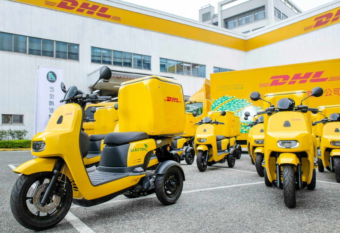 DHL推動綠色運具，台灣機車車隊已完全導入電動機車。圖片來源｜DHL提供