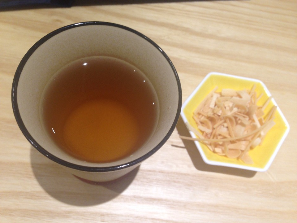 餐前附送的茶水與香脆的烏龍麵小點。