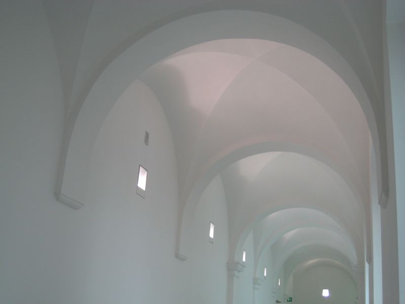 迴廊上的四分拱頂配合柔和照明處理，創造出和緩的景深與立體感。(攝影/林芳怡)