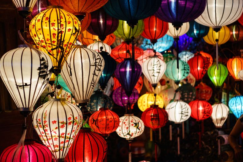手工燈籠是會安特產，街上也有販賣迷你款式，方便旅人帶回國當伴手禮。（Photo│shutterstock）