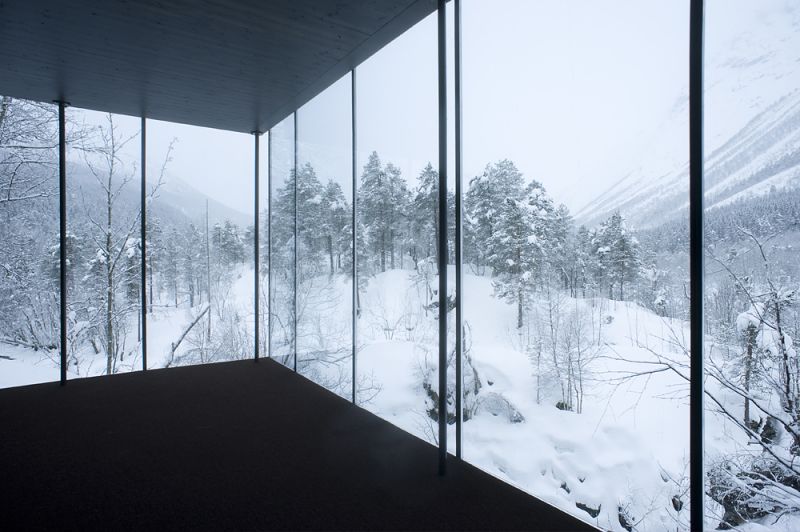 透過巨大的落地玻璃窗與大自然連結，享有一片專屬自己的美景。（圖片來源：Juvet Landscape Hotel）