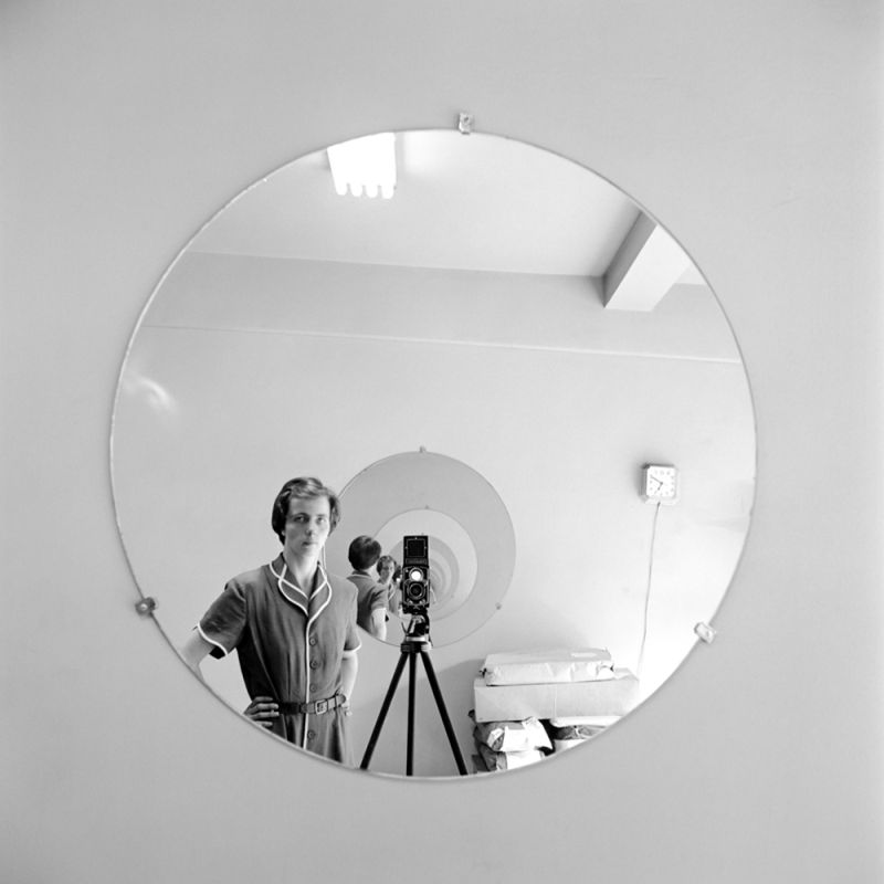 VM Self Portrait Round Mirror Repeating Image／牽猴子 提供