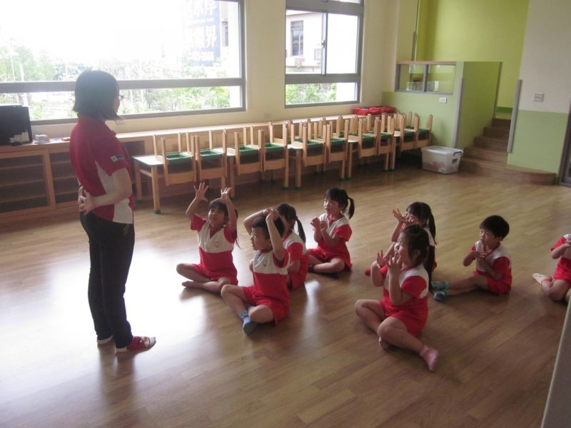 綠色教室裡的老師與孩子們；攝影：CTLU_盧俊廷建築師事務所