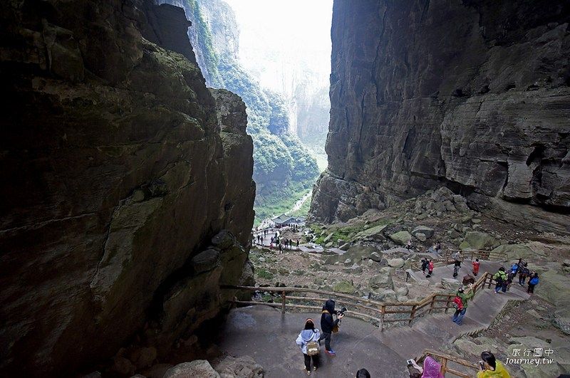 洞穴形成主要是早起經過洪水沖刷，進而形成這樣壯闊的地下洞穴及石拱橋群 (圖片來源：許傑)