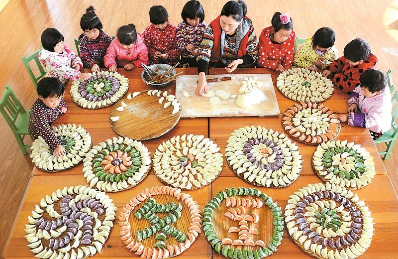 中國北方冬至習慣吃餃子，紀念醫聖張仲景。