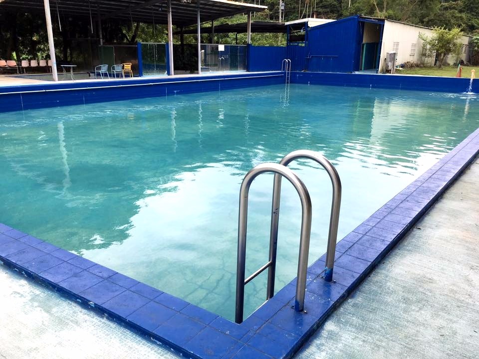 園區設有戶外游泳池，夏天相當涼爽消暑。（圖片來源／飛鳳園FB粉絲團）