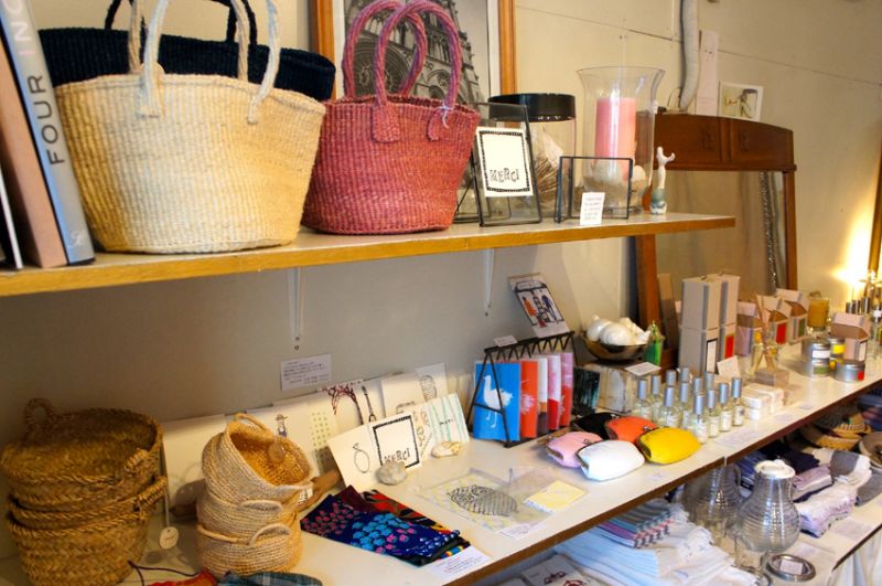 竹編提包，香水和卡片也是店裡選貨的目標之一。(張維中攝)