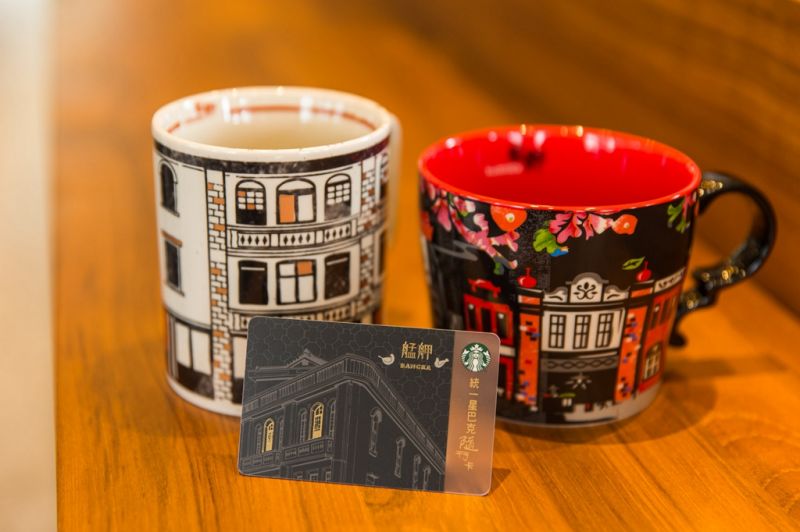 艋舺門市獨家商品包含2款馬克杯及隨行卡。（統一星巴克提供）