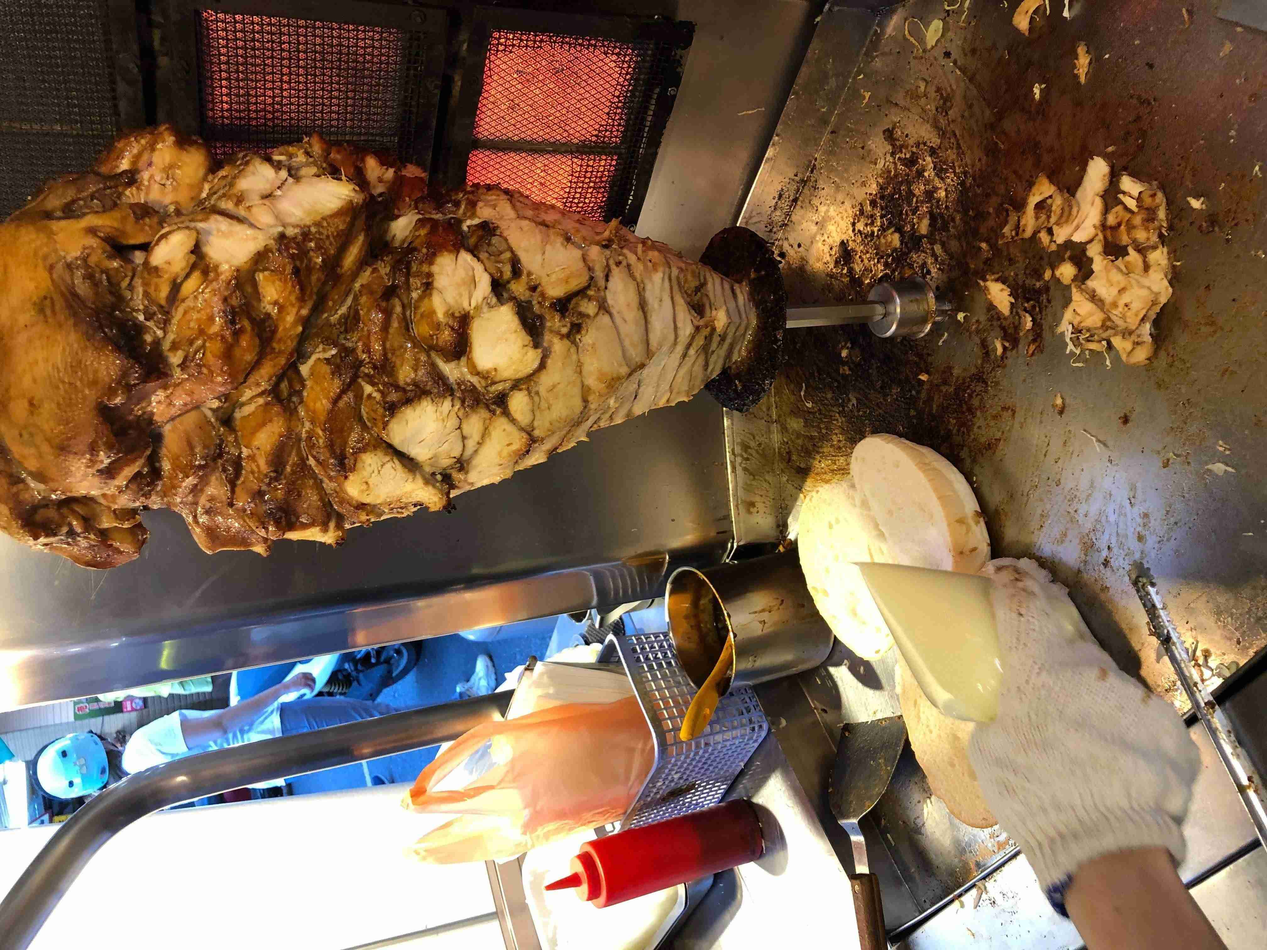 內湖737巷BOSS沙威瑪將雞胸肉串起來用電爐燒烤。