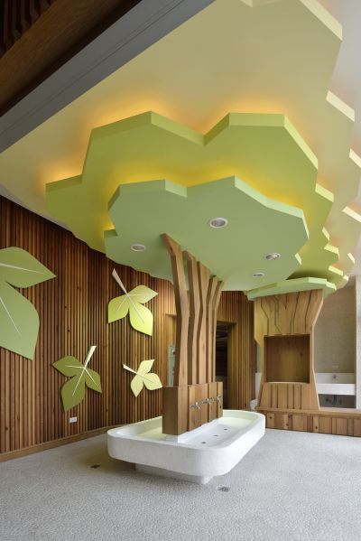 二樓親子廁所洗手區；圖片提供：CTLU_盧俊廷建築師事務所