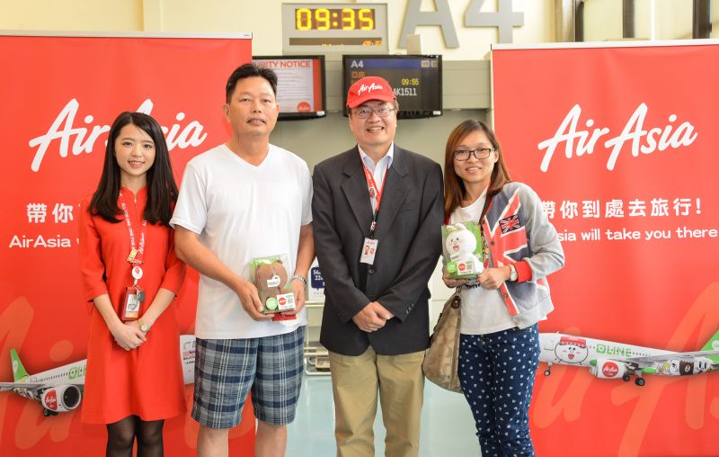 AirAsia台灣區行銷業務總經理陳長星於前往沙巴航班的登機門抽出2位幸運兒贈送熊大、兔兔玩偶，並一齊合影留念。（圖片來源：Airasia提供）