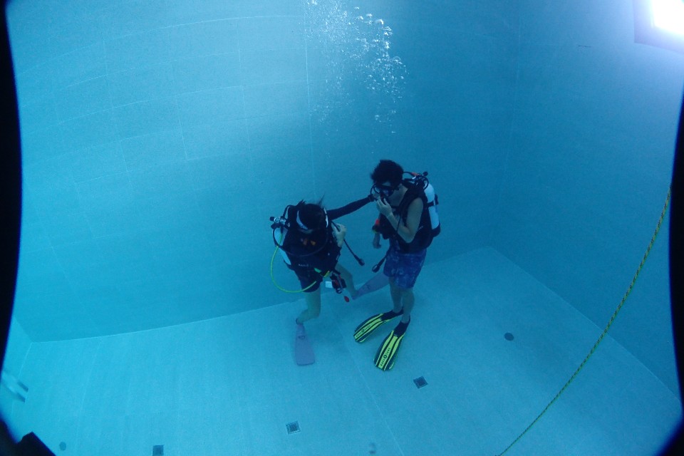 初次潛水可能需要做比較多次的耳壓平衡，舒緩壓力（圖片提供／欣傳媒）